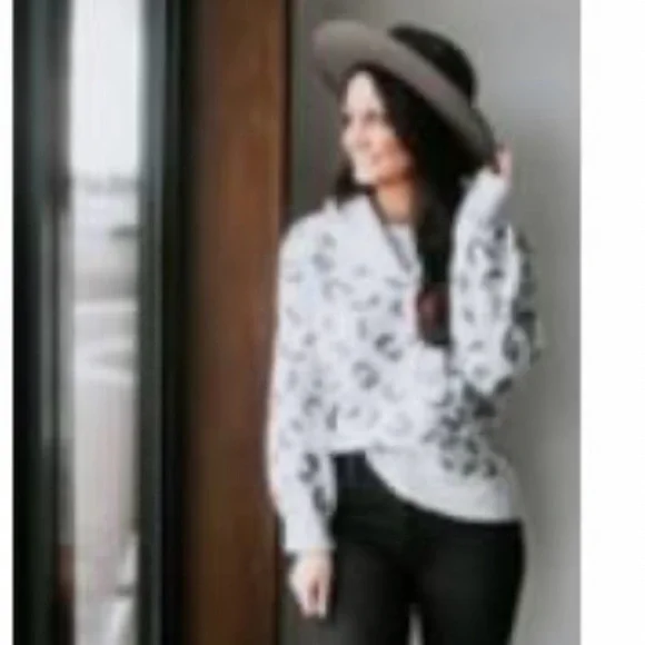 NWT Lauriebelles Gray Leopard Print Sweater - Grey M/L - Picture 2 of 2